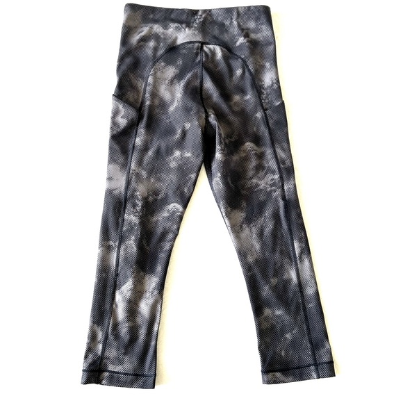 Athleta 598755 Ultimate Stash Pocket Printed Capri - Picture 3 of 11